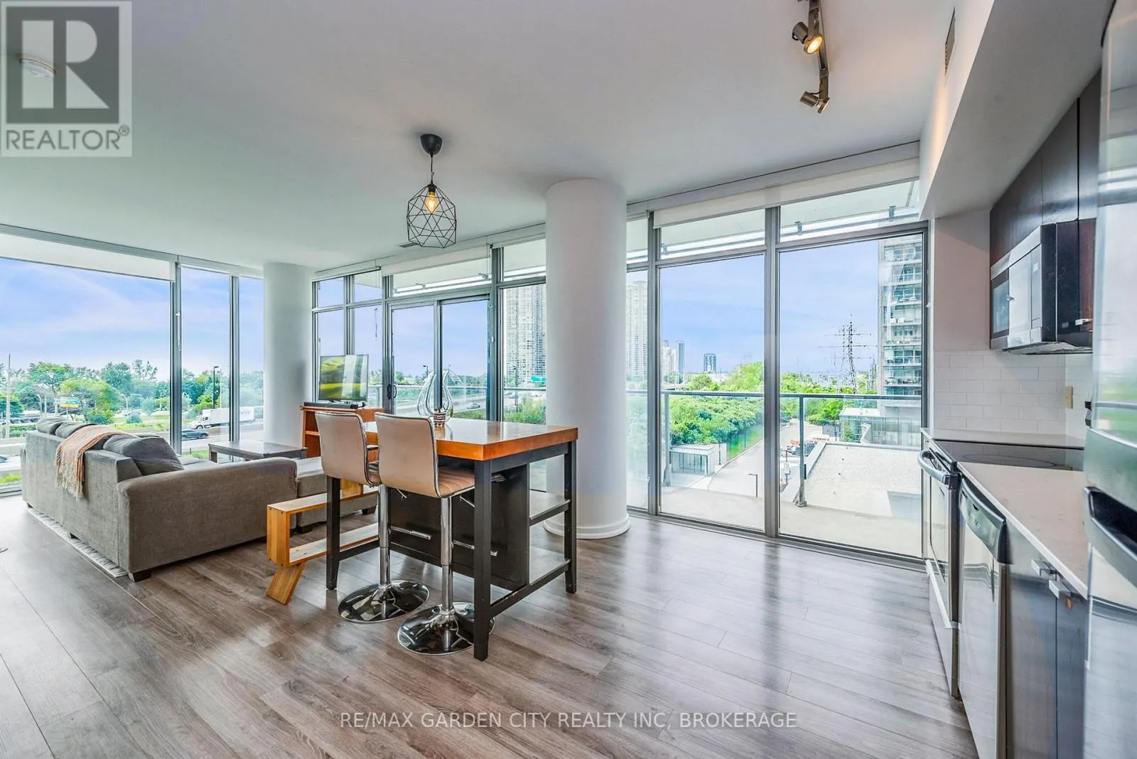 405 - 103 THE QUEENSWAY, #405