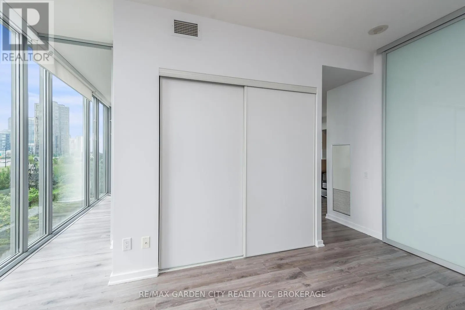 405 - 103 THE QUEENSWAY, #405