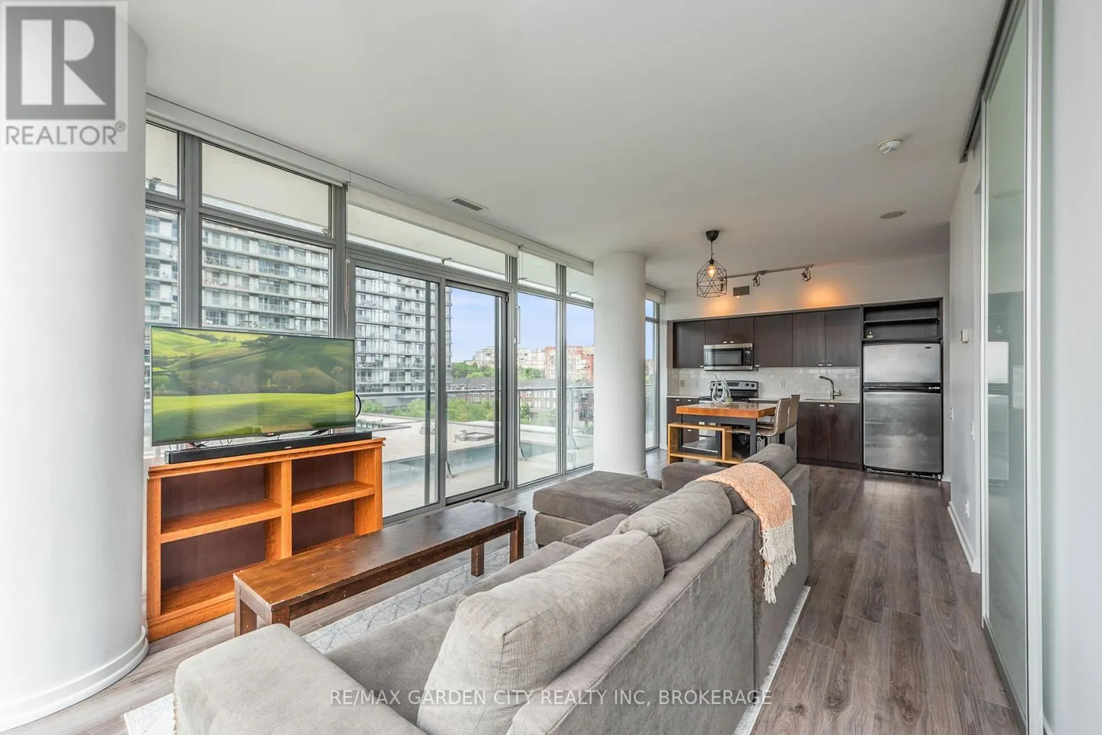 405 - 103 THE QUEENSWAY, #405