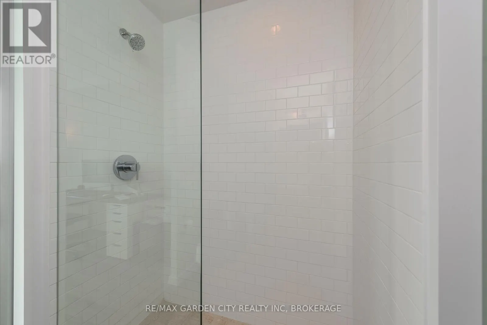 405 - 103 THE QUEENSWAY, #405