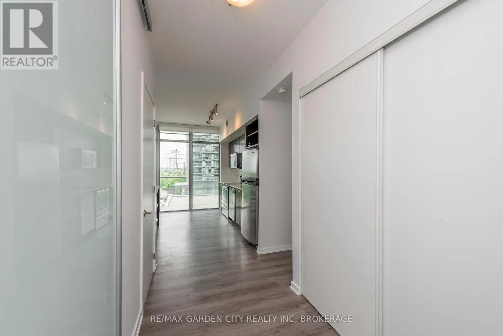 405 - 103 THE QUEENSWAY, #405