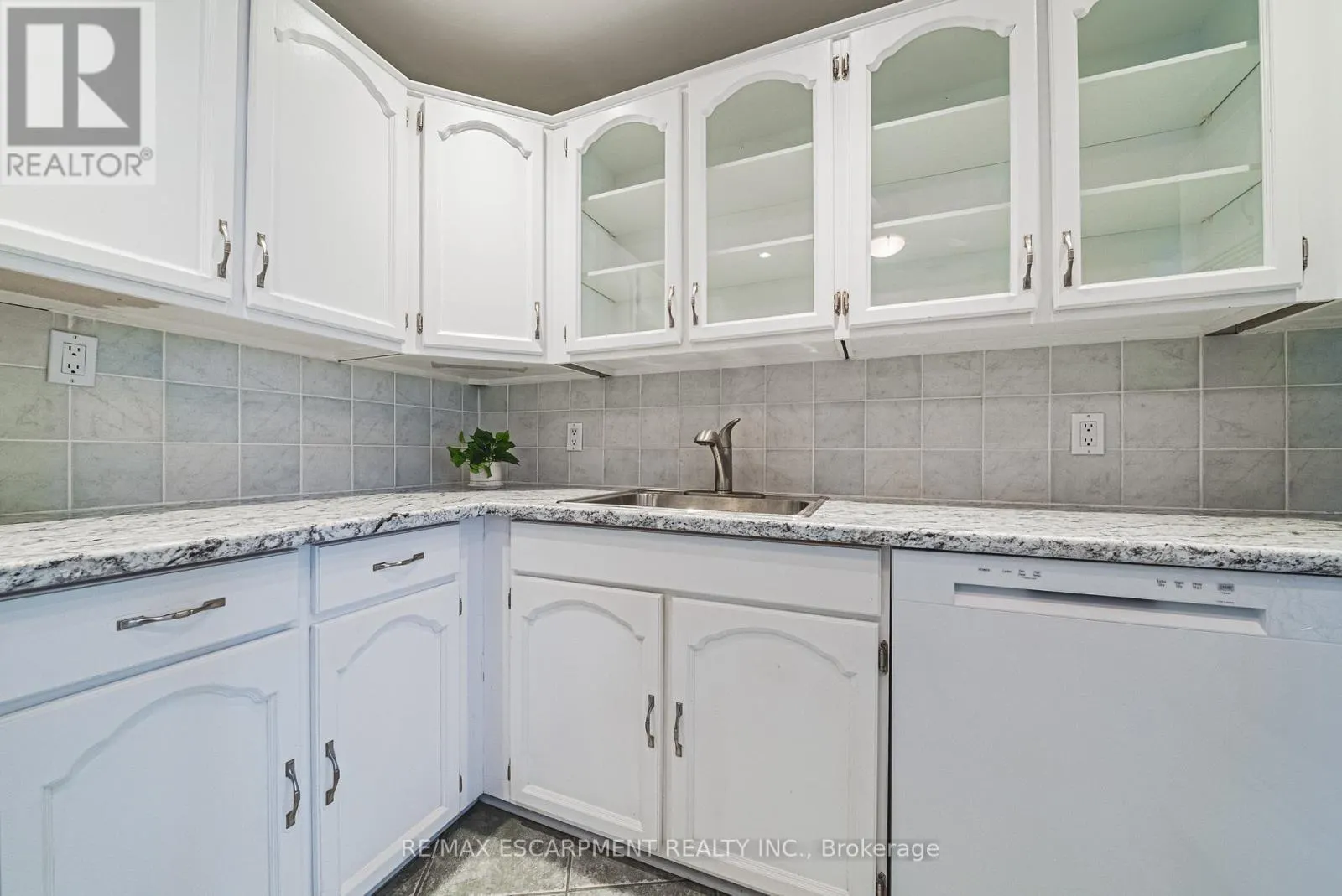1009 - 5250 LAKESHORE ROAD