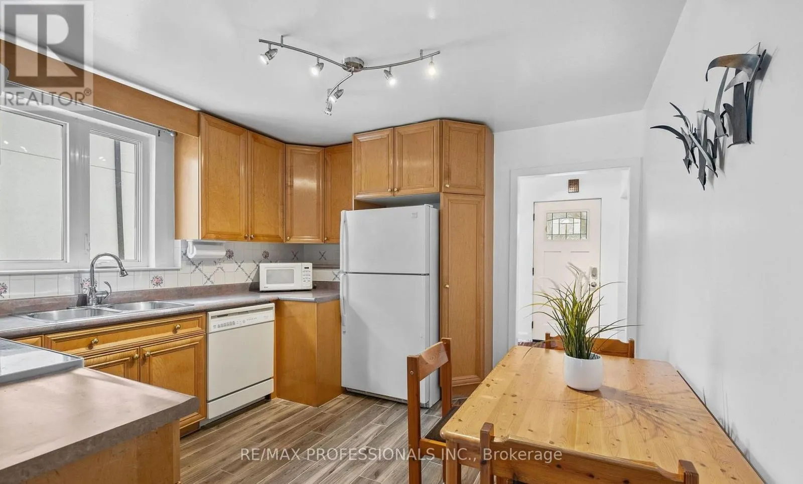 UPPER - 27 STOCK AVENUE