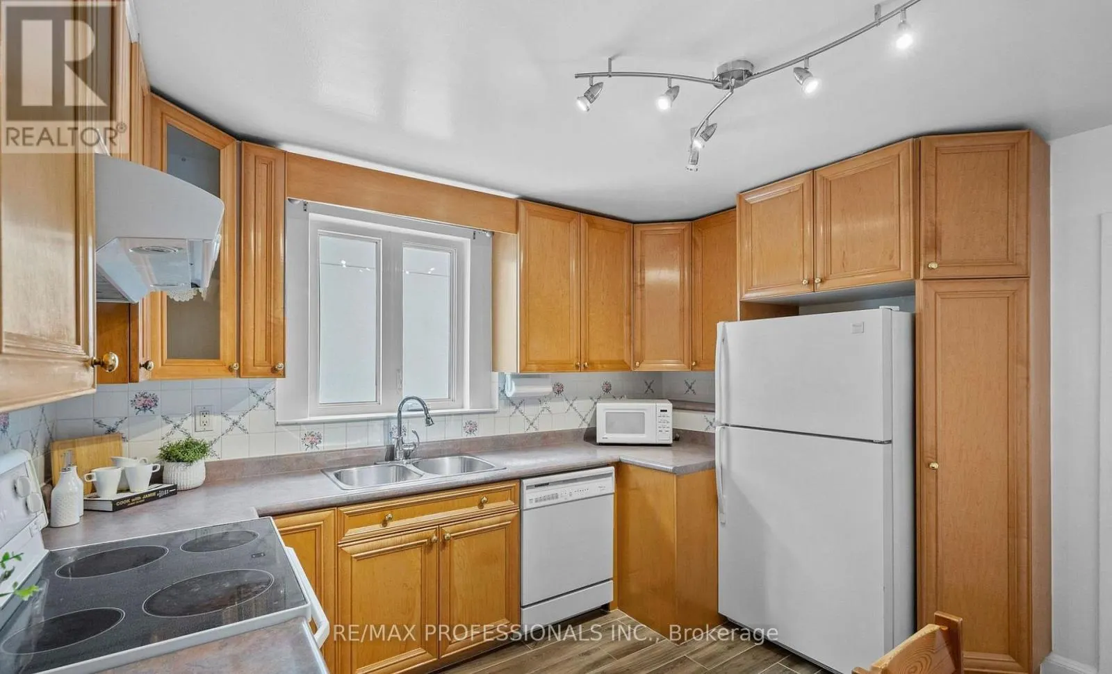 UPPER - 27 STOCK AVENUE