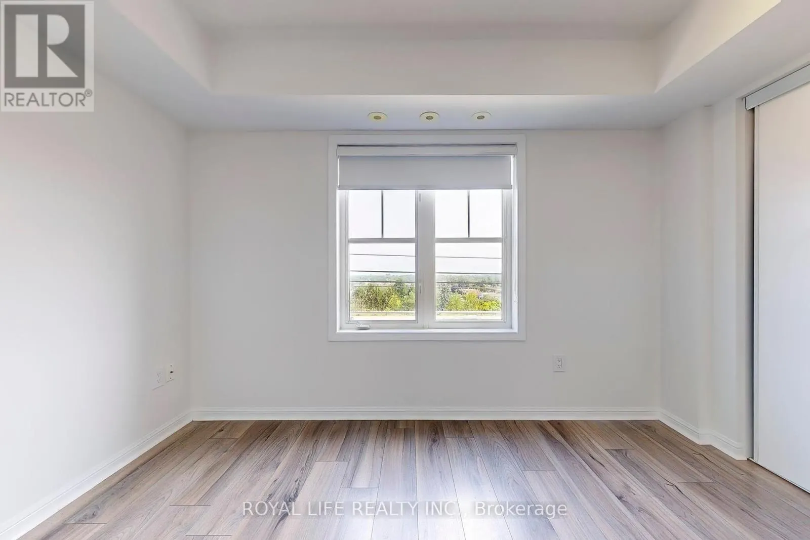 2 - 595 DUNDAS STREET W