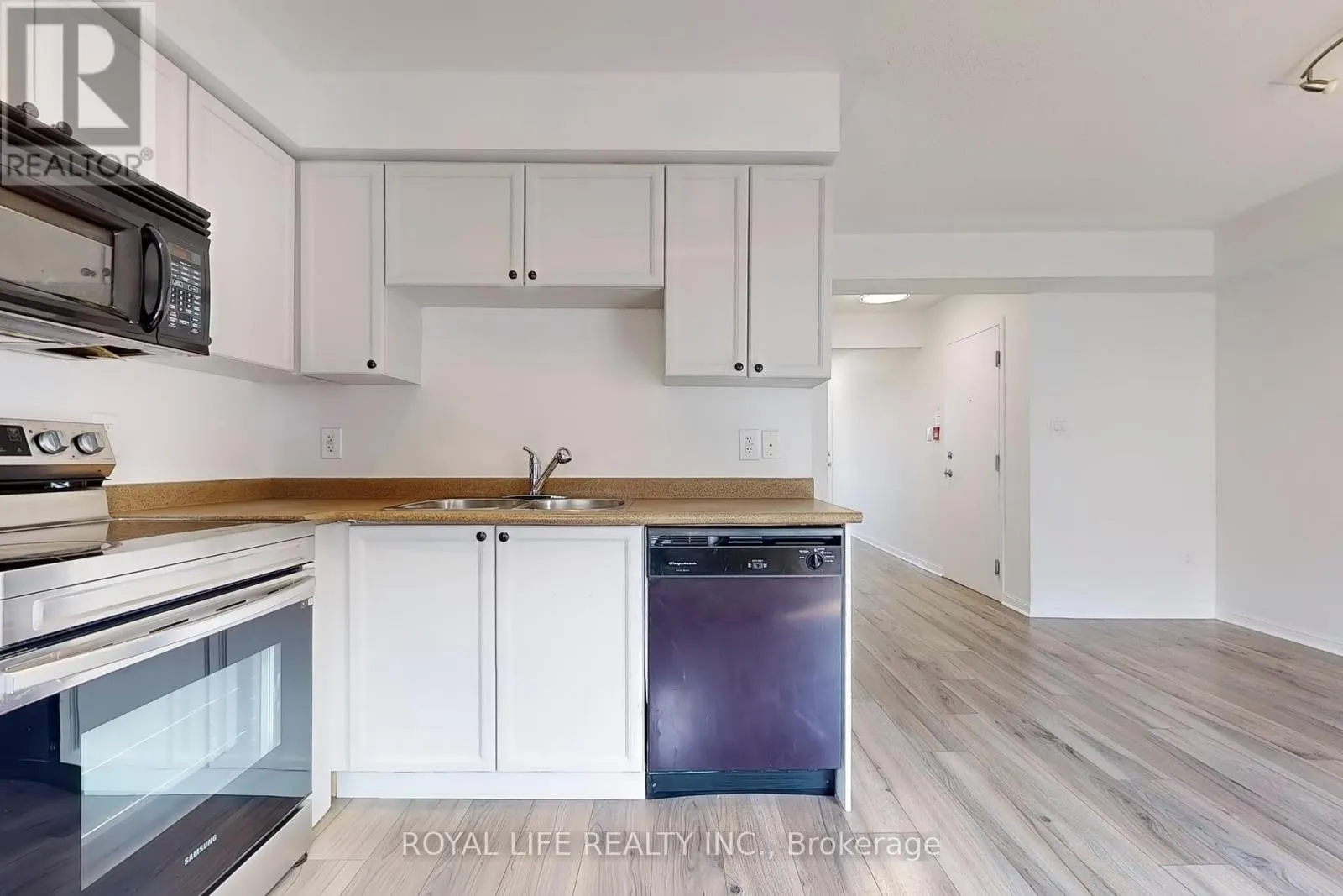 2 - 595 DUNDAS STREET W