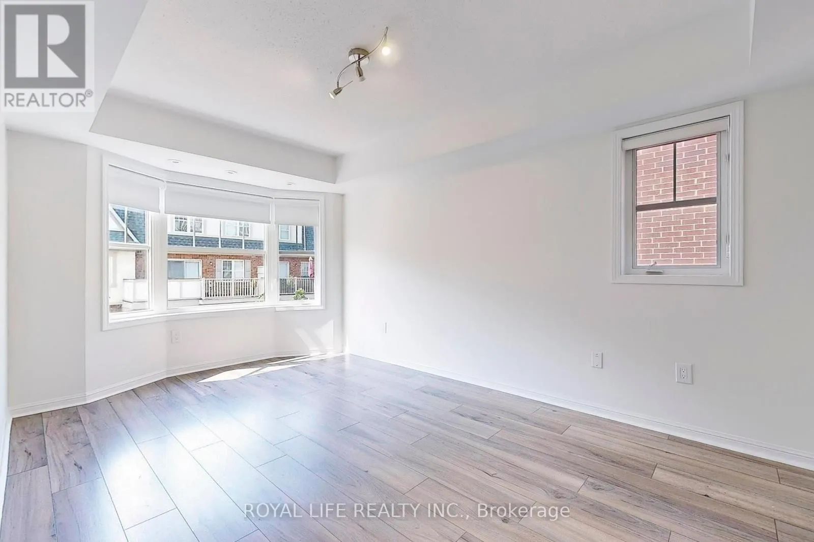 2 - 595 DUNDAS STREET W