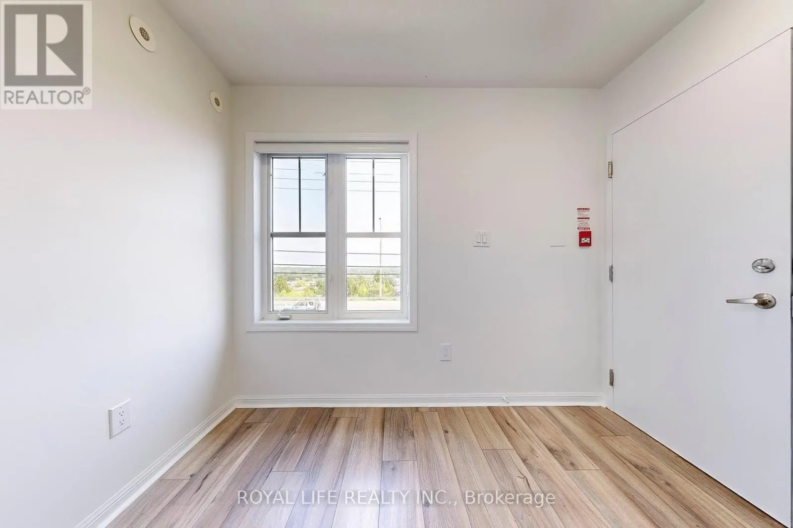 2 - 595 DUNDAS STREET W