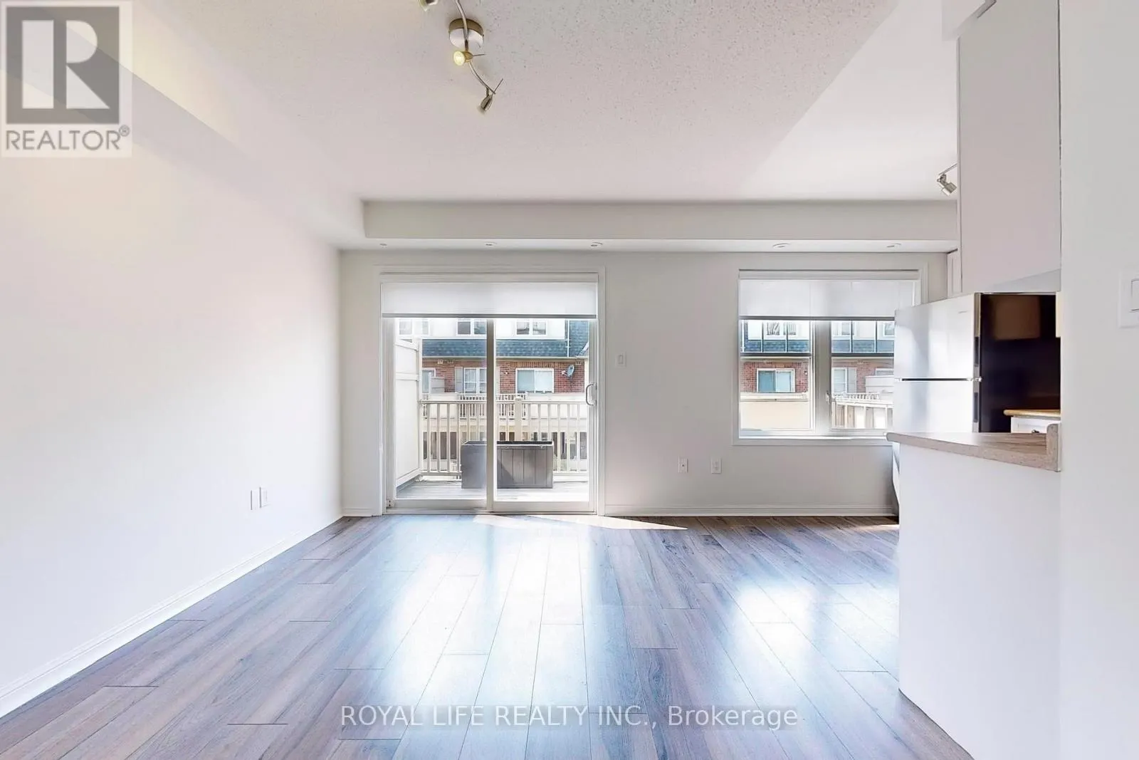2 - 595 DUNDAS STREET W