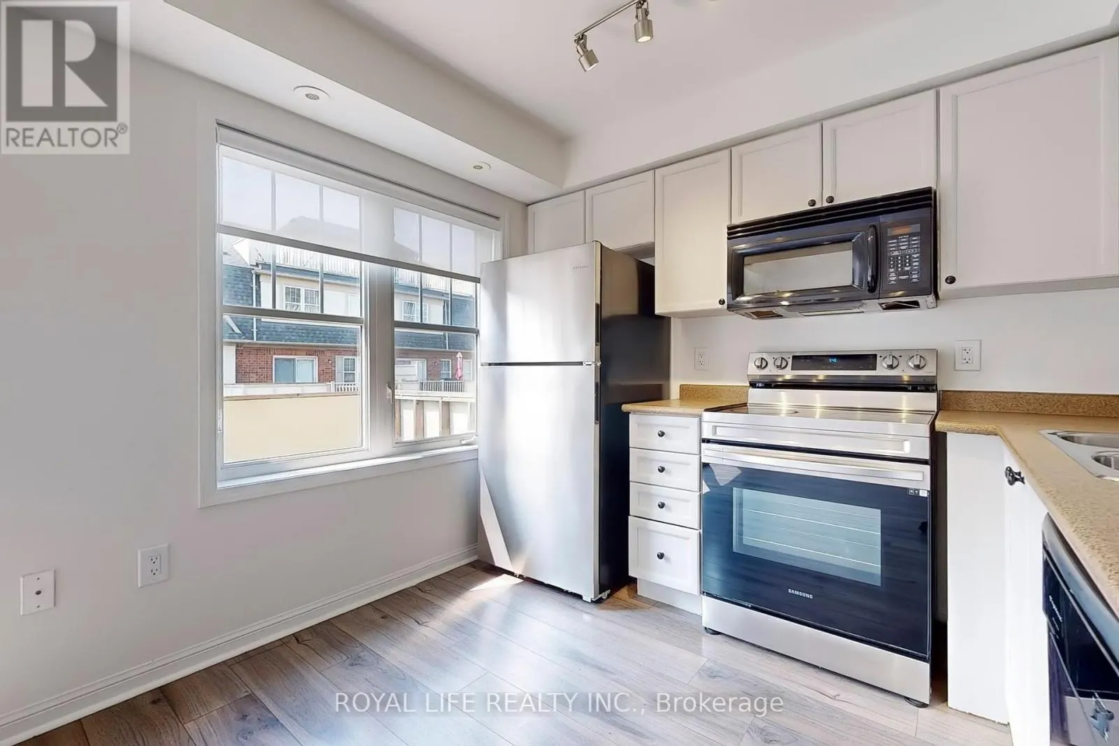 2 - 595 DUNDAS STREET W