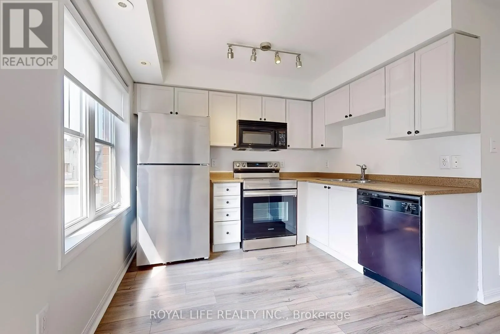 2 - 595 DUNDAS STREET W