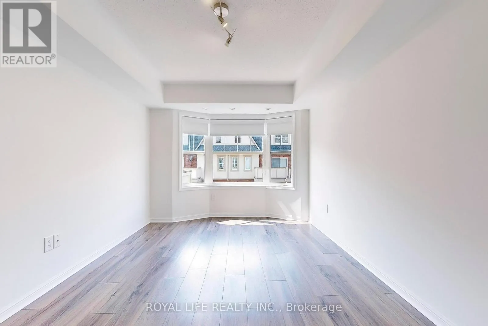 2 - 595 DUNDAS STREET W
