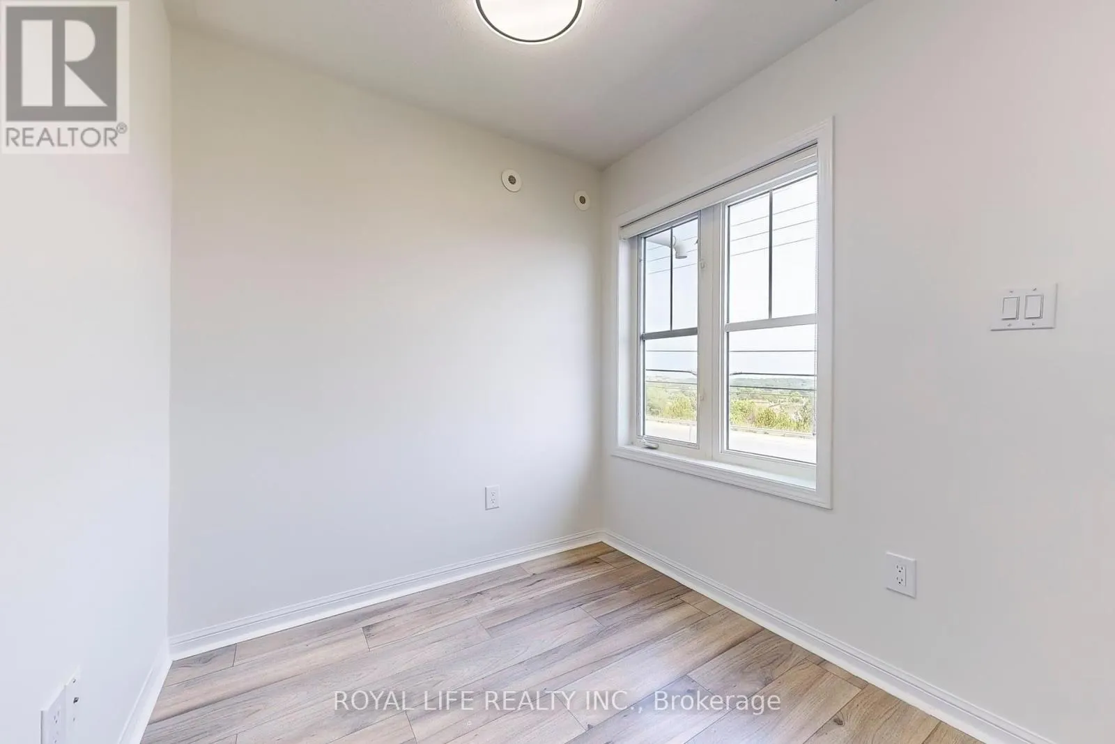 2 - 595 DUNDAS STREET W