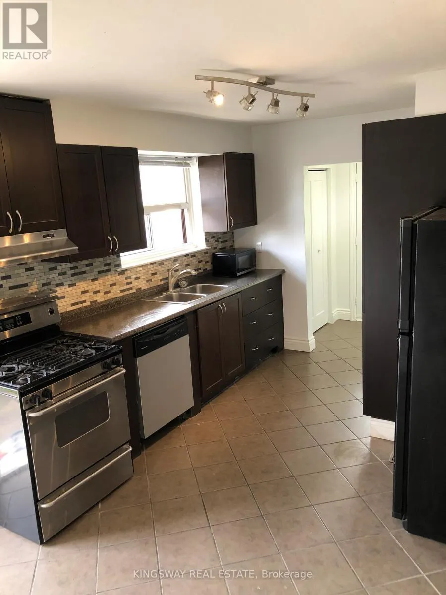 1489 SANDGATE CRESCENT