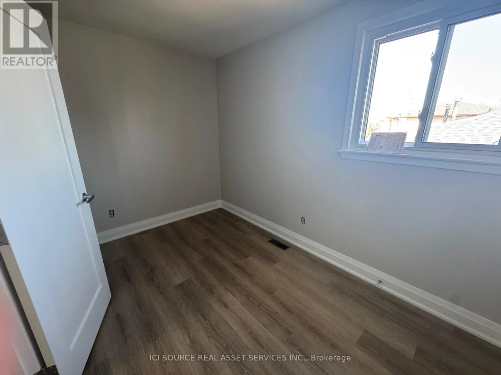 UPPER - 34 RITA DRIVE