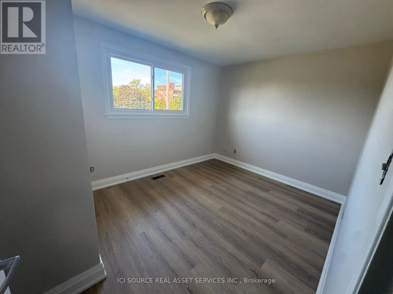 UPPER - 34 RITA DRIVE