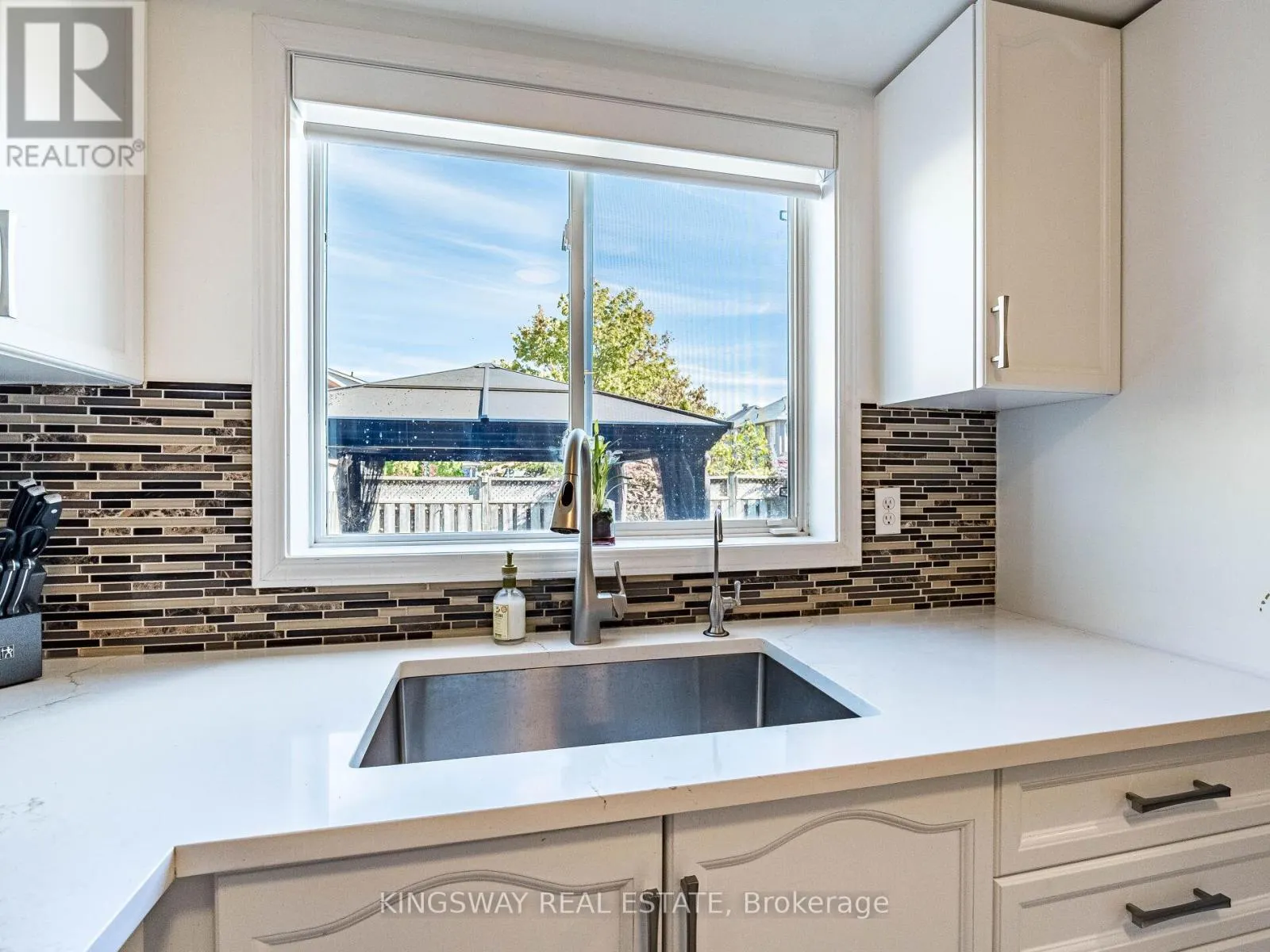 539 CAVERHILL CRESCENT
