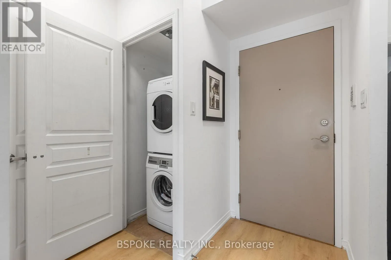 320 - 2495 DUNDAS STREET W