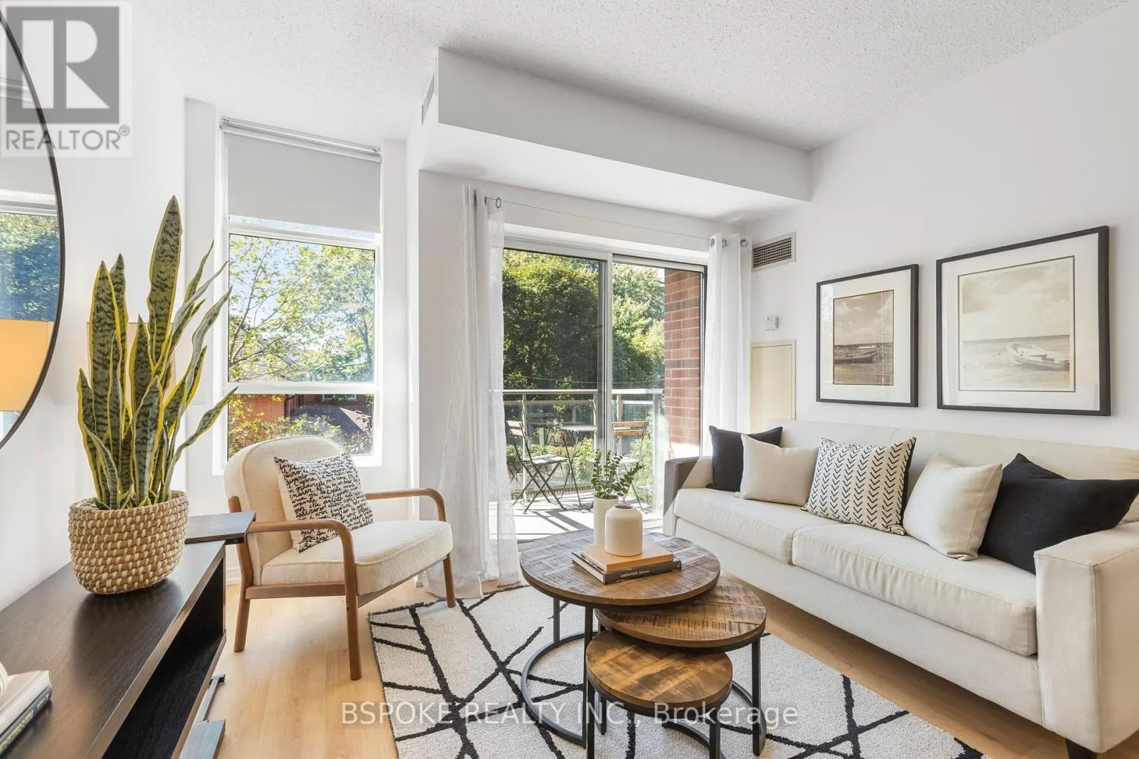 320 - 2495 DUNDAS STREET W