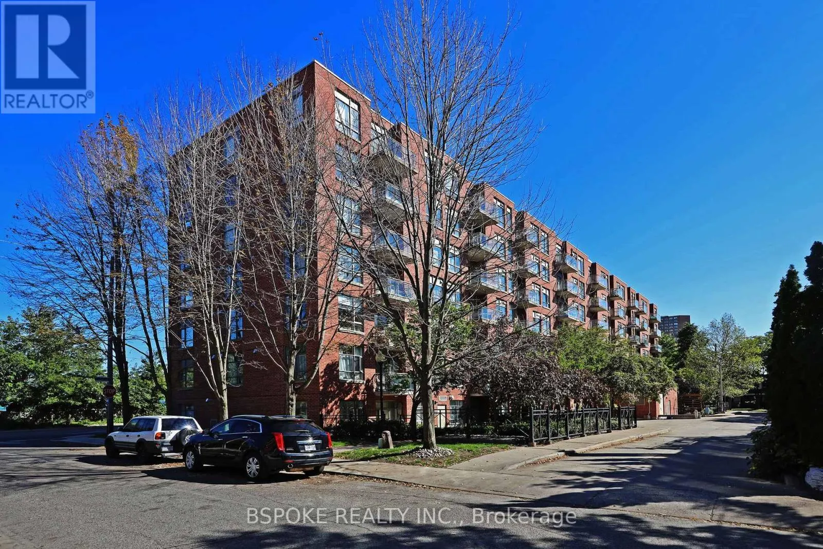 320 - 2495 DUNDAS STREET W