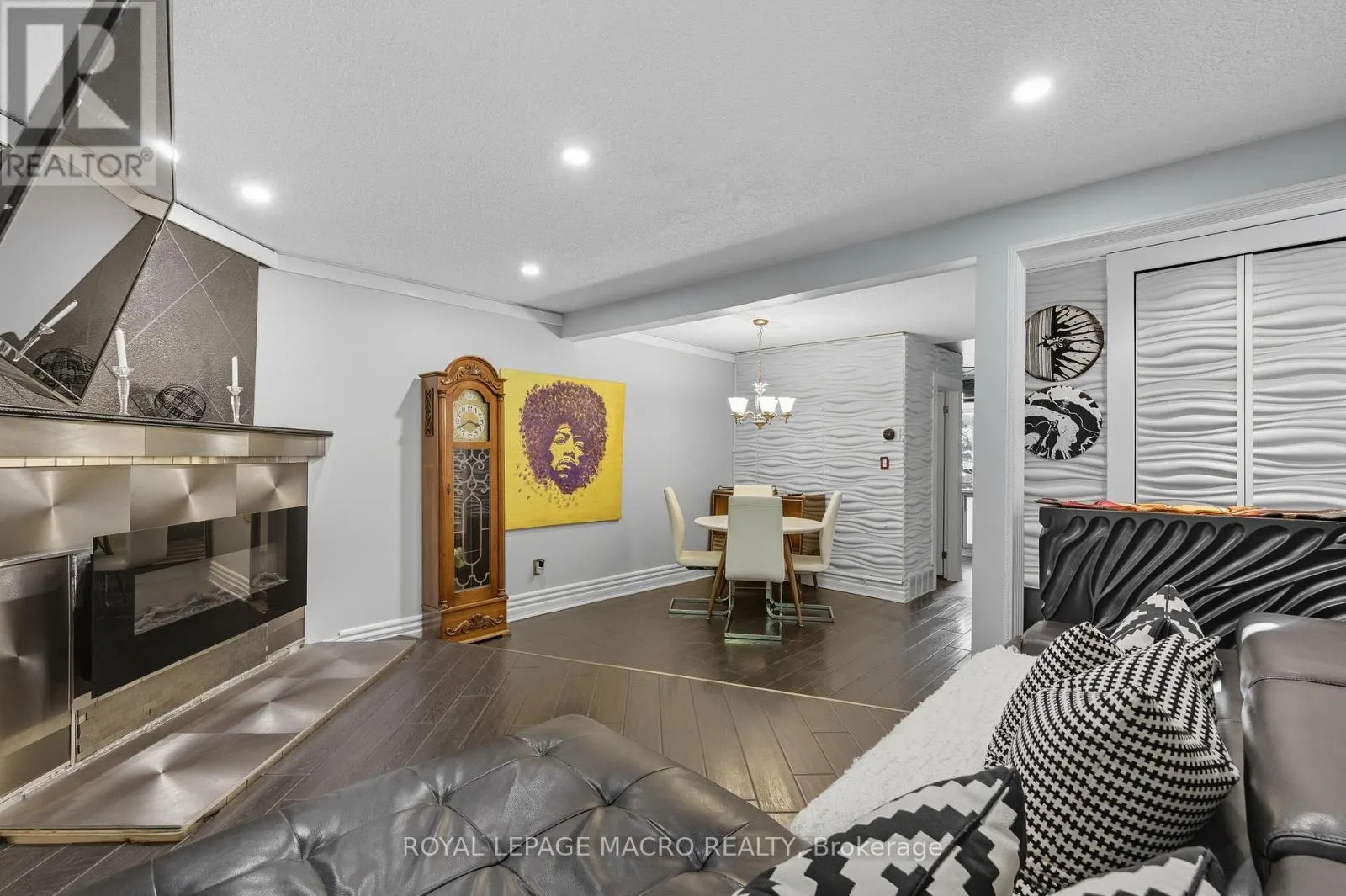 28 - 2385 WOODWARD AVENUE