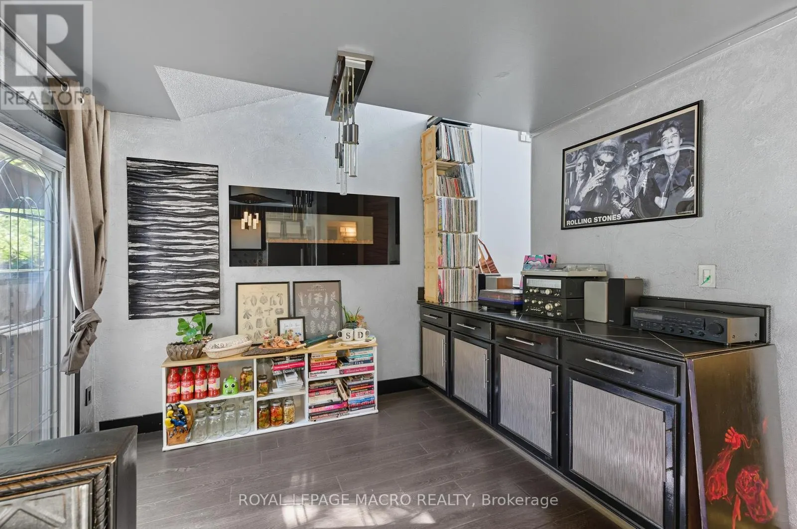 28 - 2385 WOODWARD AVENUE