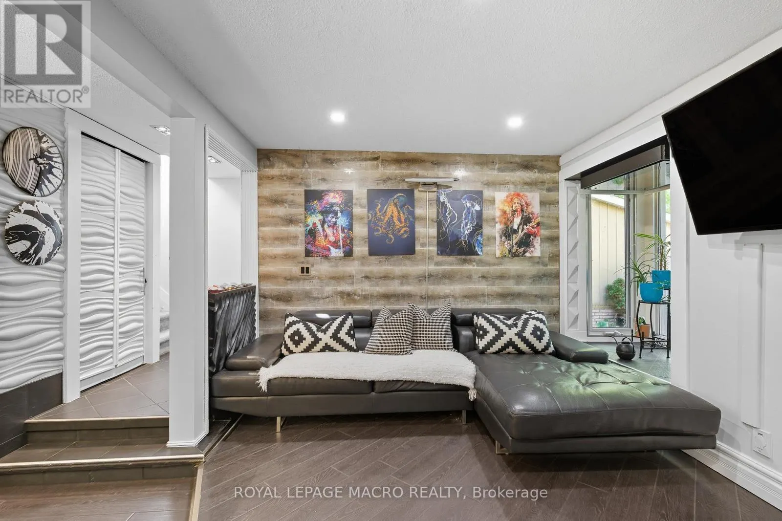 28 - 2385 WOODWARD AVENUE