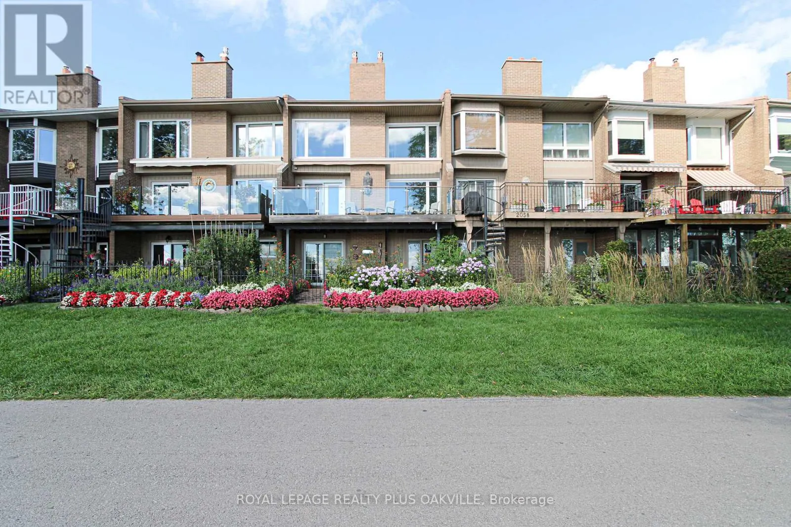 2060 WATER'S EDGE DRIVE