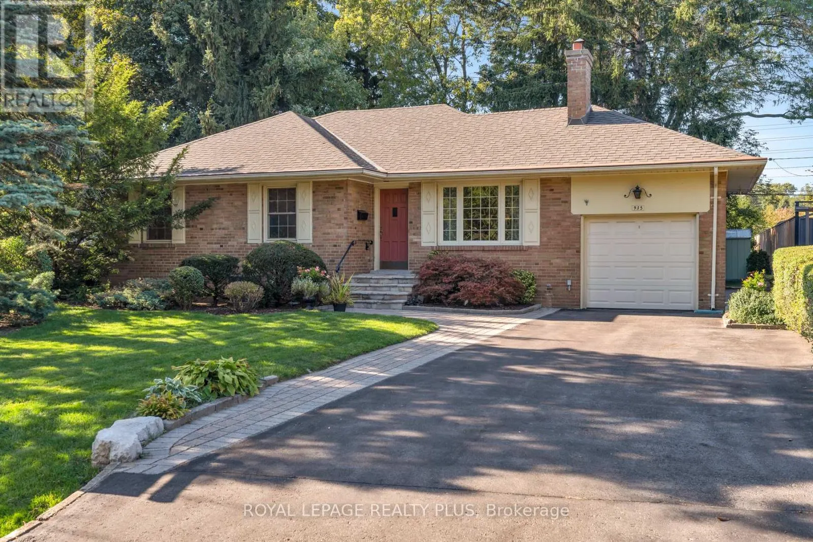 935 HEDGE DRIVE