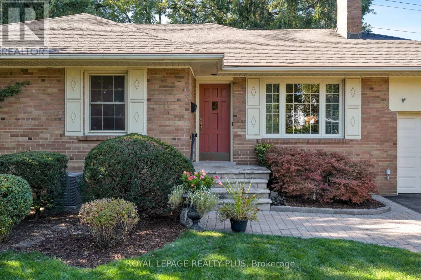 935 HEDGE DRIVE