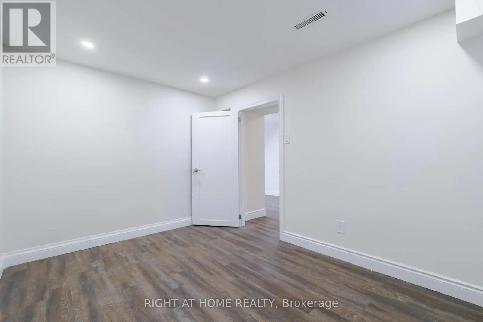 LOWER - 2668 HOLLINGTON CRESCENT