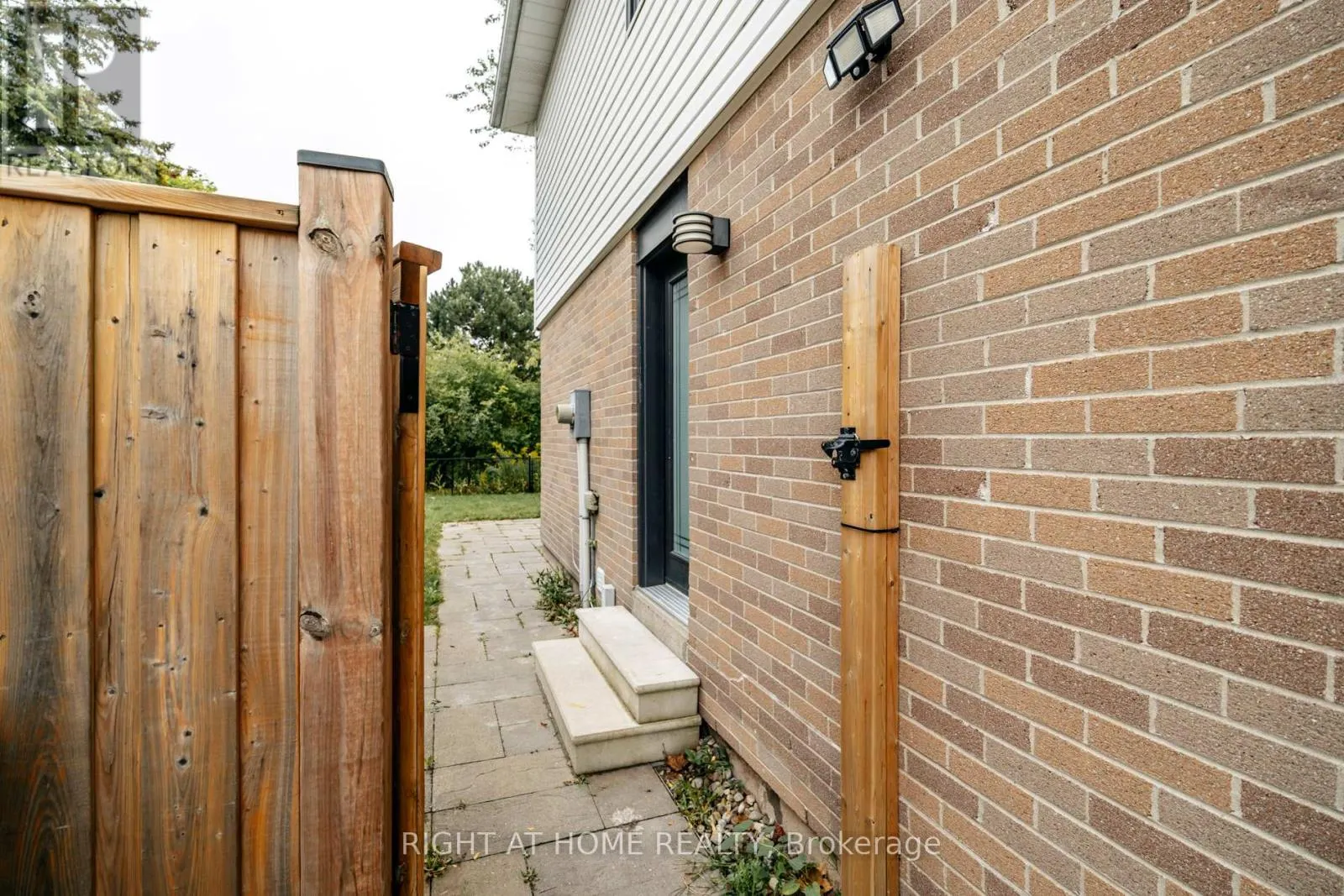 LOWER - 2668 HOLLINGTON CRESCENT