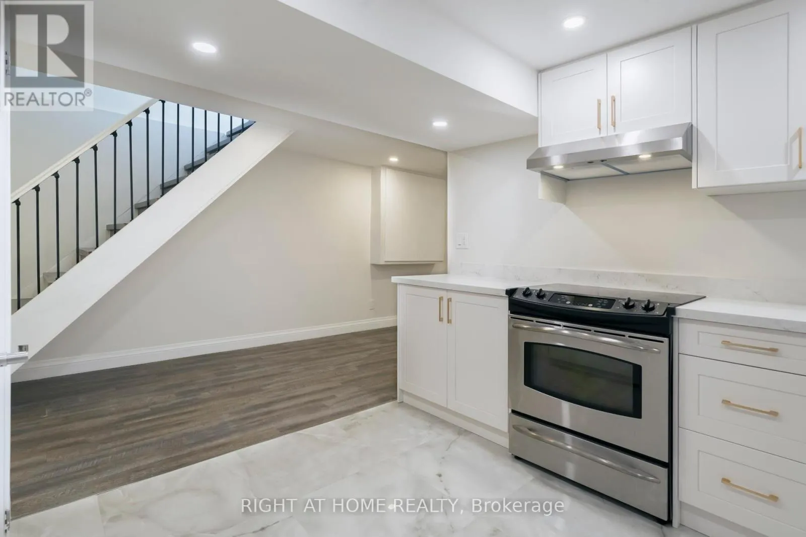 LOWER - 2668 HOLLINGTON CRESCENT