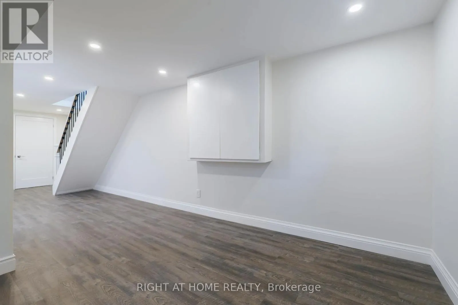 LOWER - 2668 HOLLINGTON CRESCENT