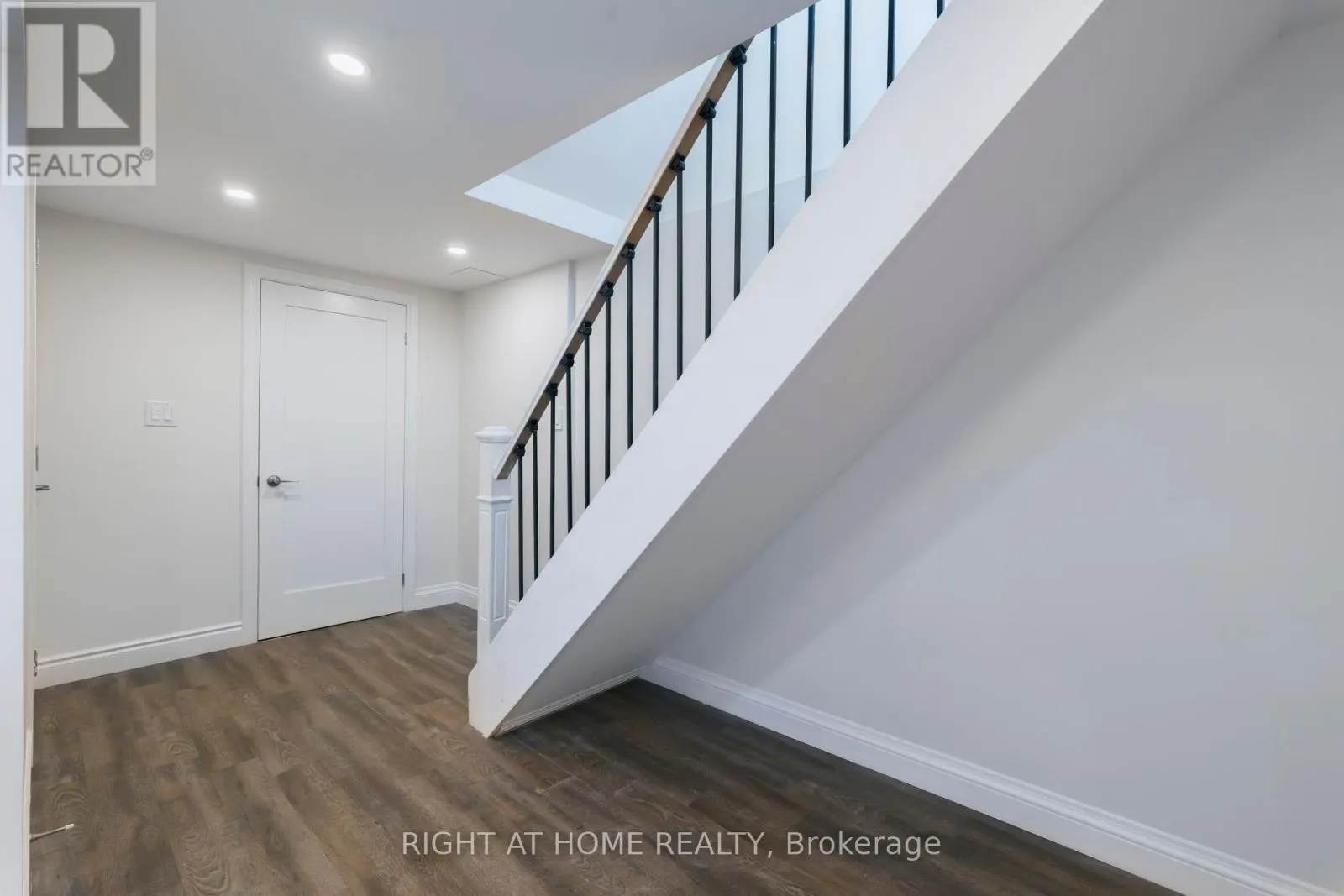 LOWER - 2668 HOLLINGTON CRESCENT