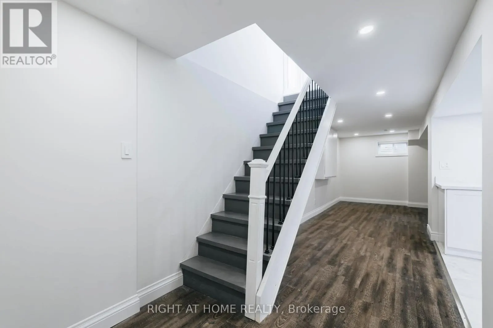 LOWER - 2668 HOLLINGTON CRESCENT
