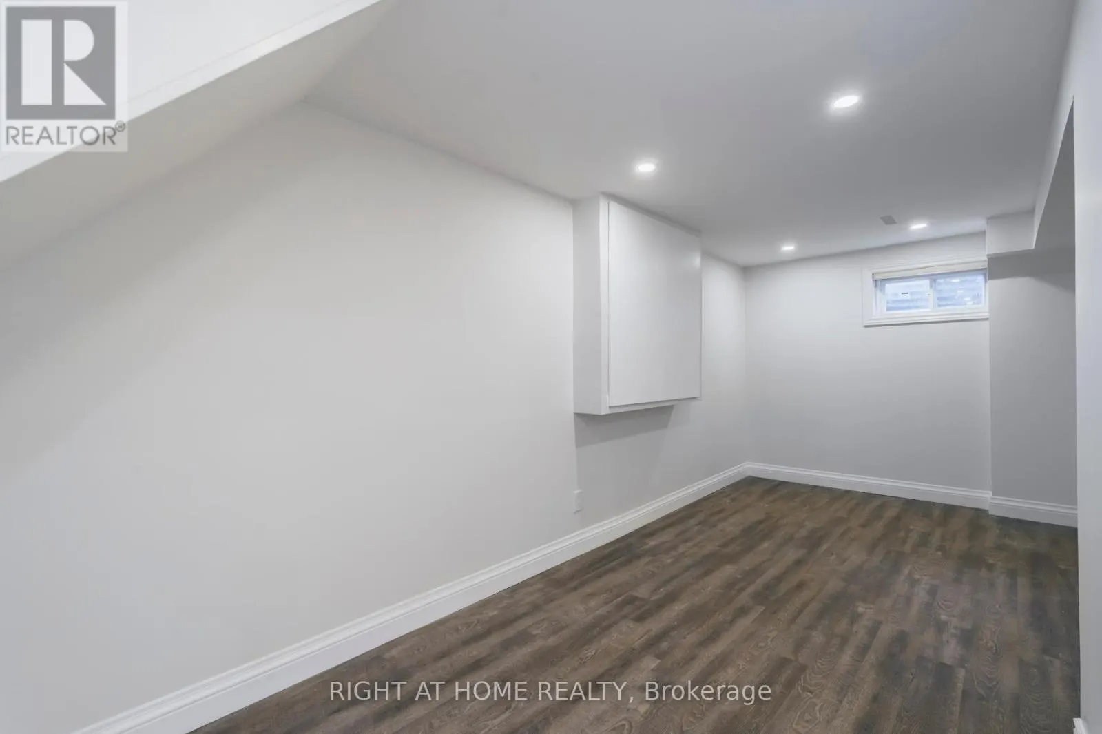 LOWER - 2668 HOLLINGTON CRESCENT