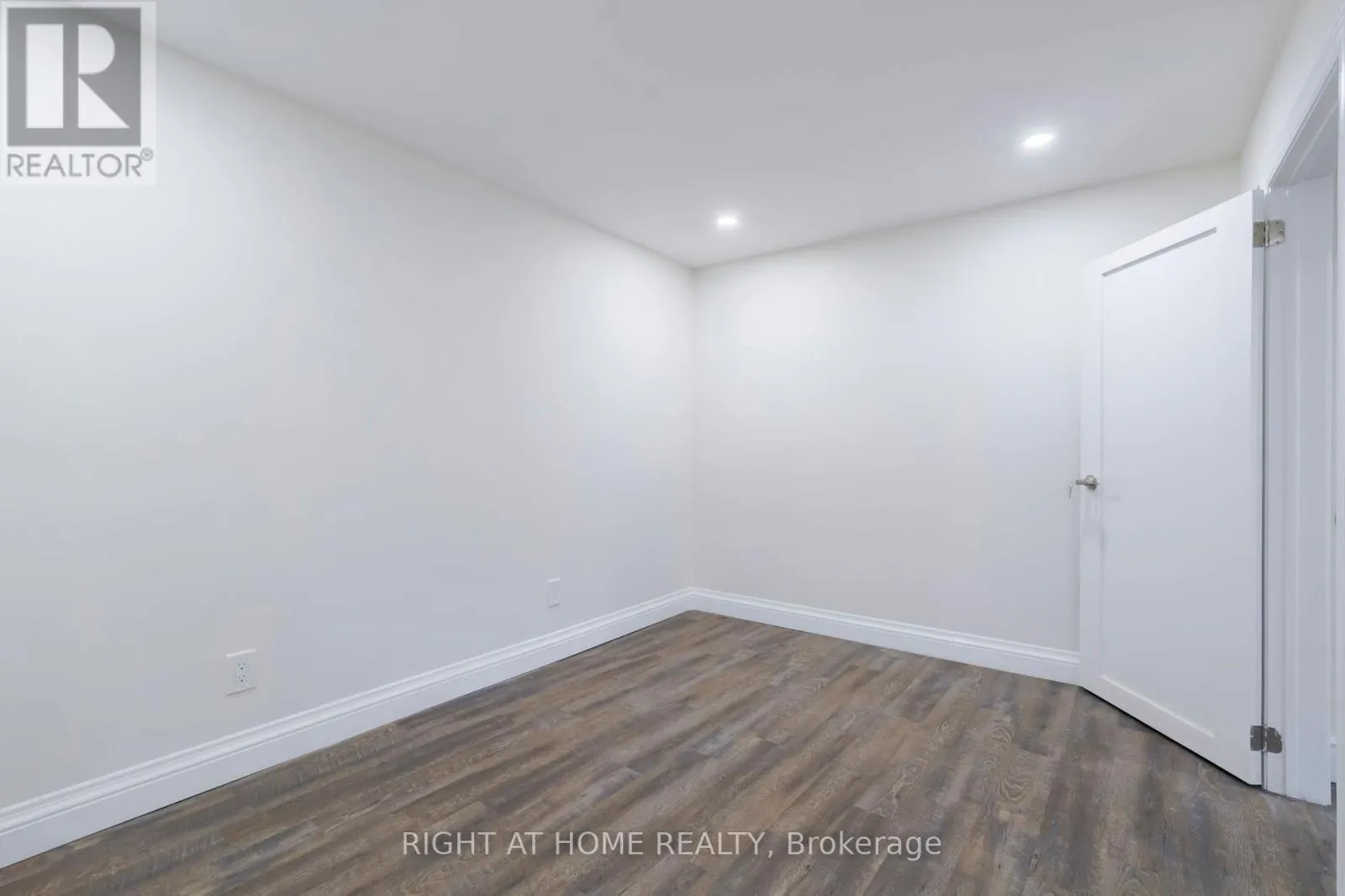 LOWER - 2668 HOLLINGTON CRESCENT