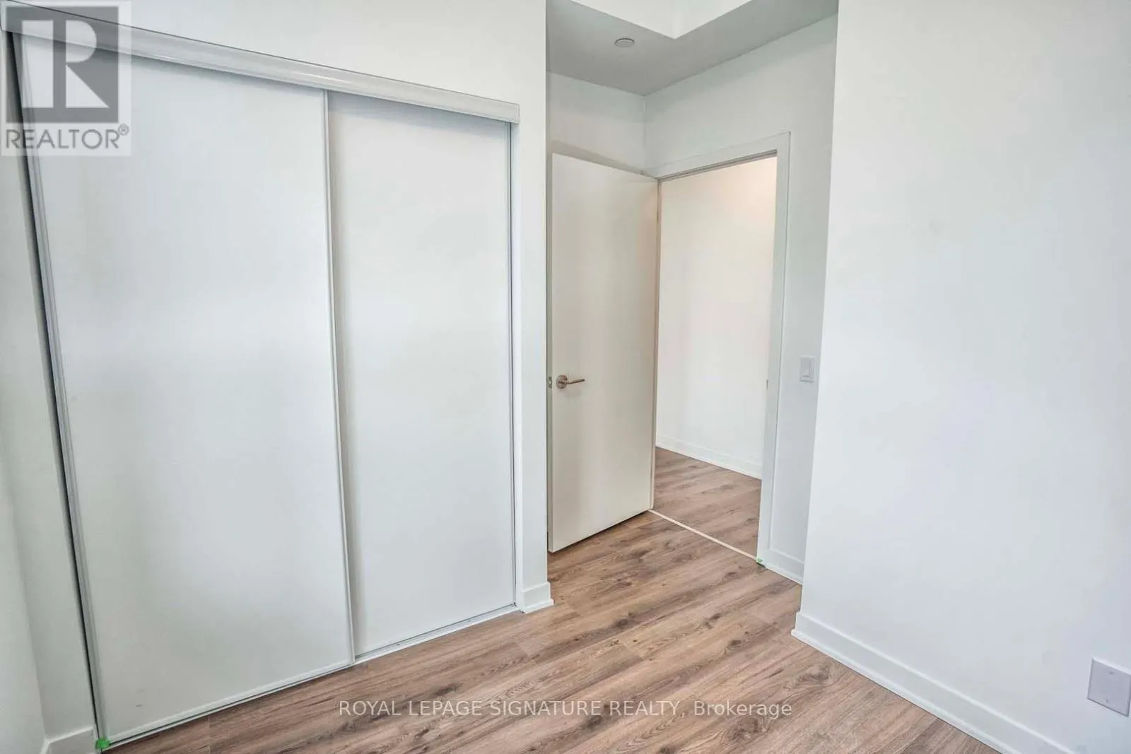310 - 405 DUNDAS STREET W
