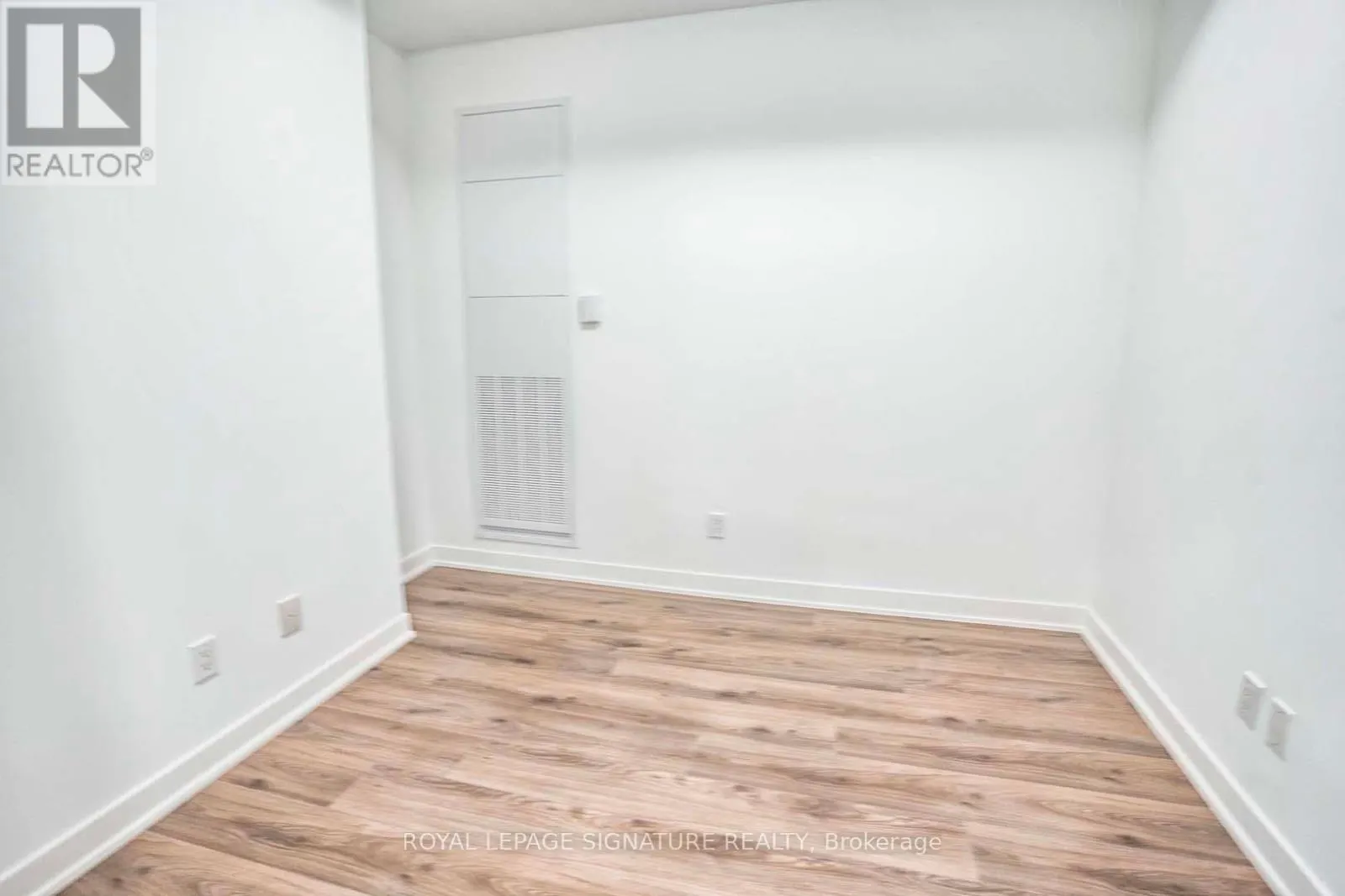 310 - 405 DUNDAS STREET W
