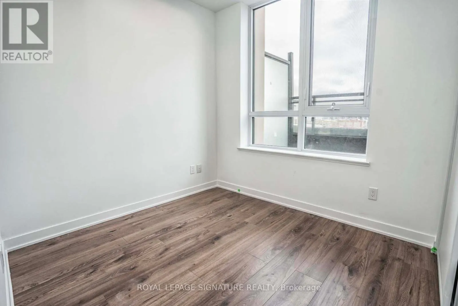 310 - 405 DUNDAS STREET W