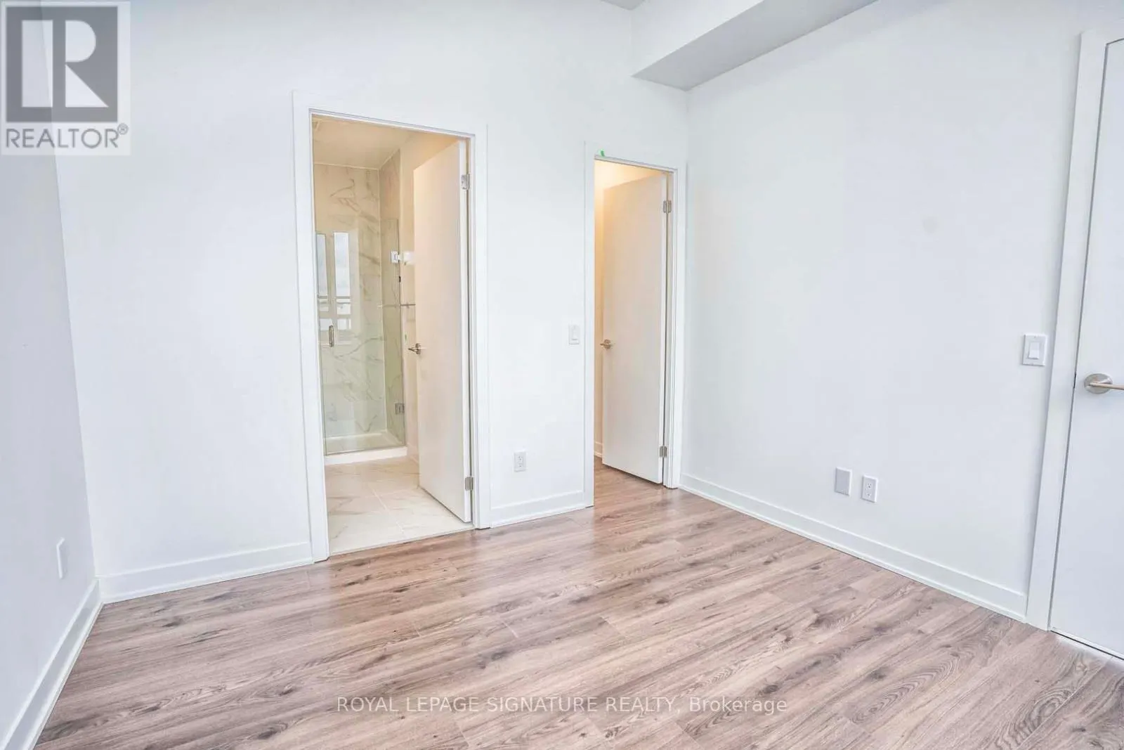 310 - 405 DUNDAS STREET W