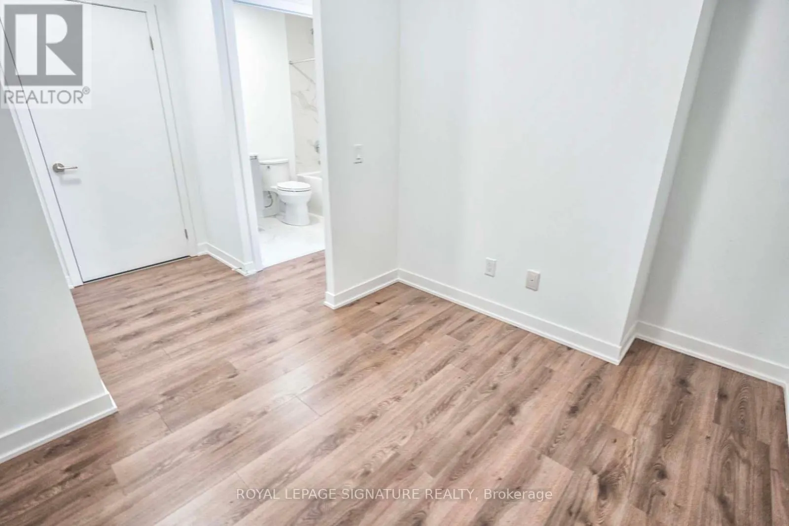 310 - 405 DUNDAS STREET W