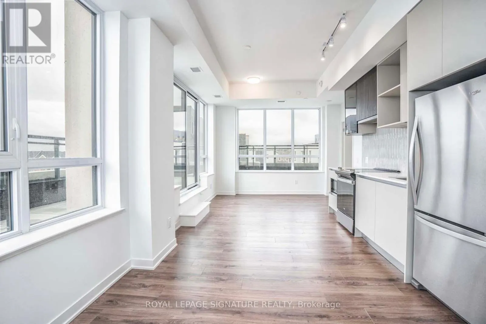 310 - 405 DUNDAS STREET W