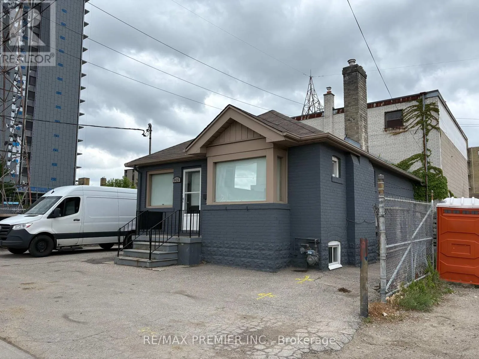 915 ROSELAWN AVENUE