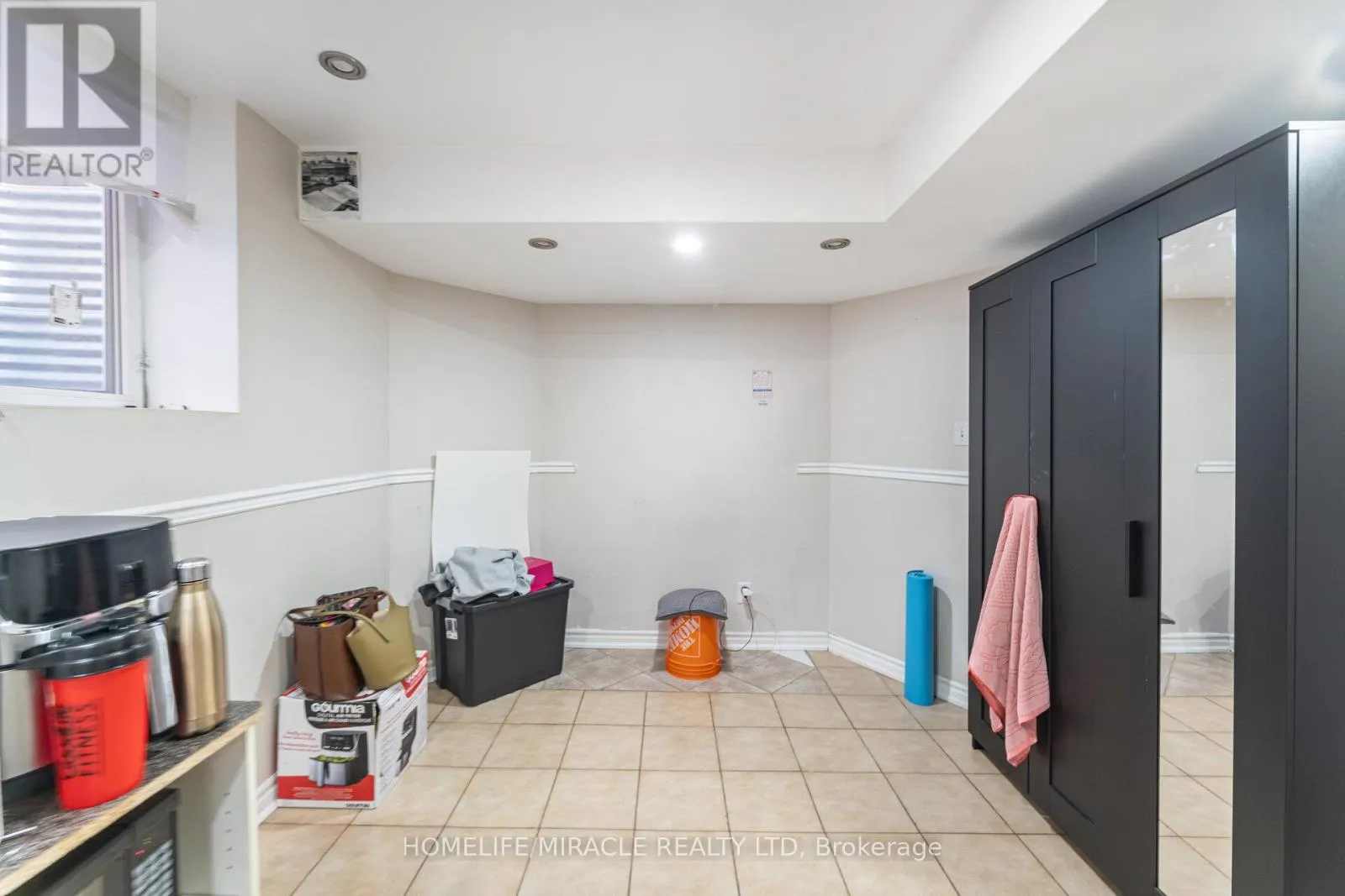 8 TWIN PINES CRESCENT