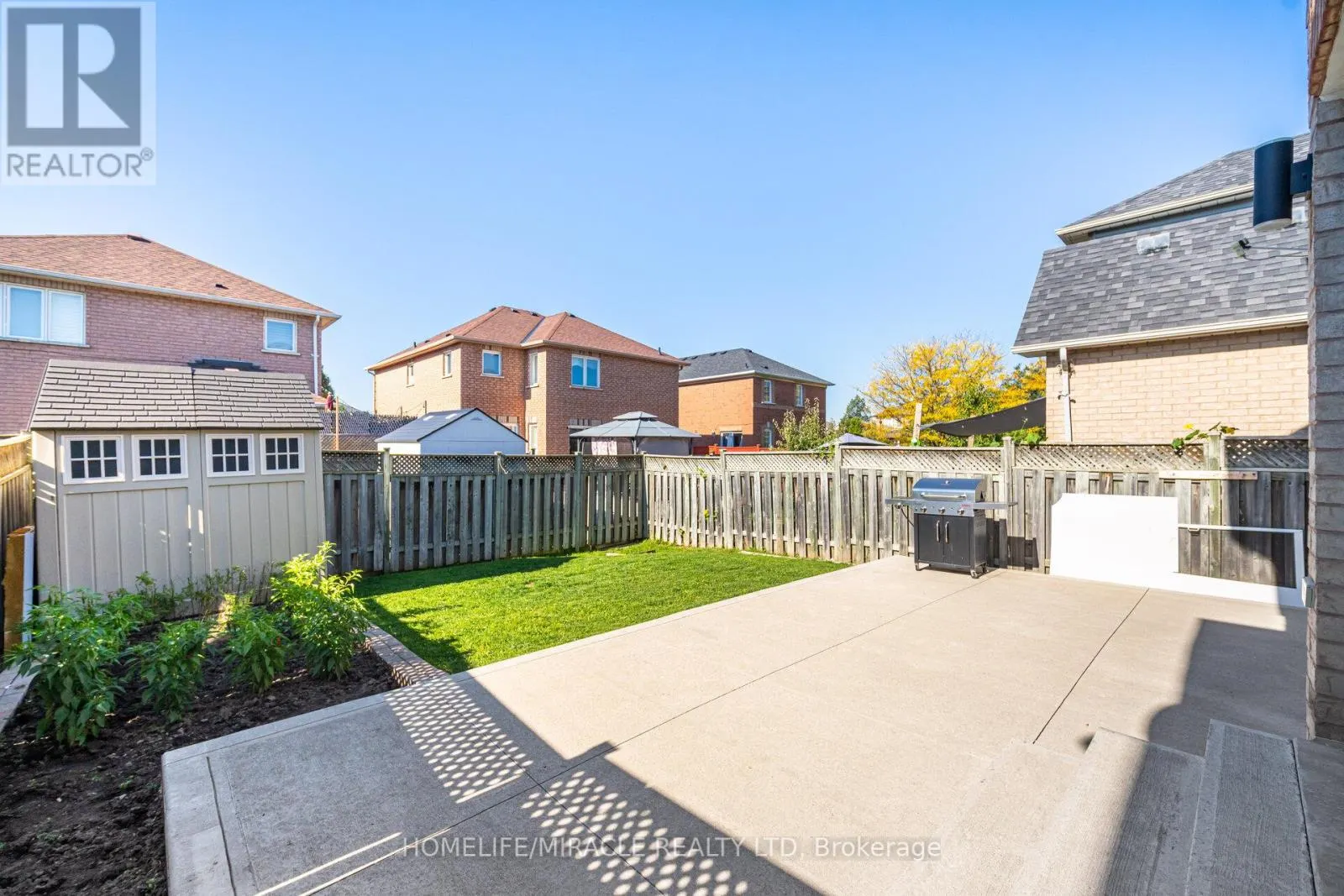 8 TWIN PINES CRESCENT