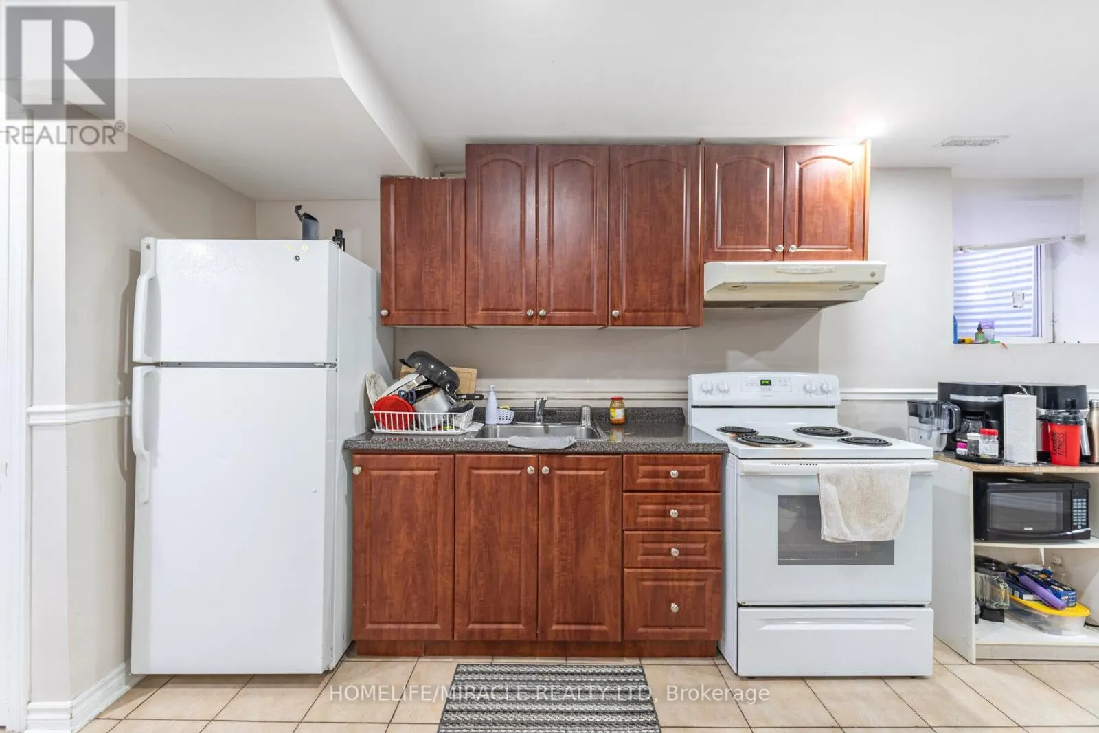 8 TWIN PINES CRESCENT