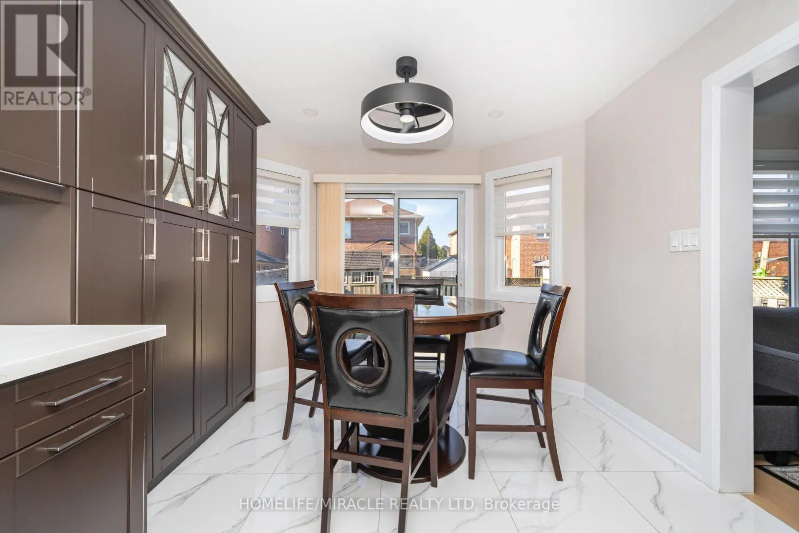 8 TWIN PINES CRESCENT