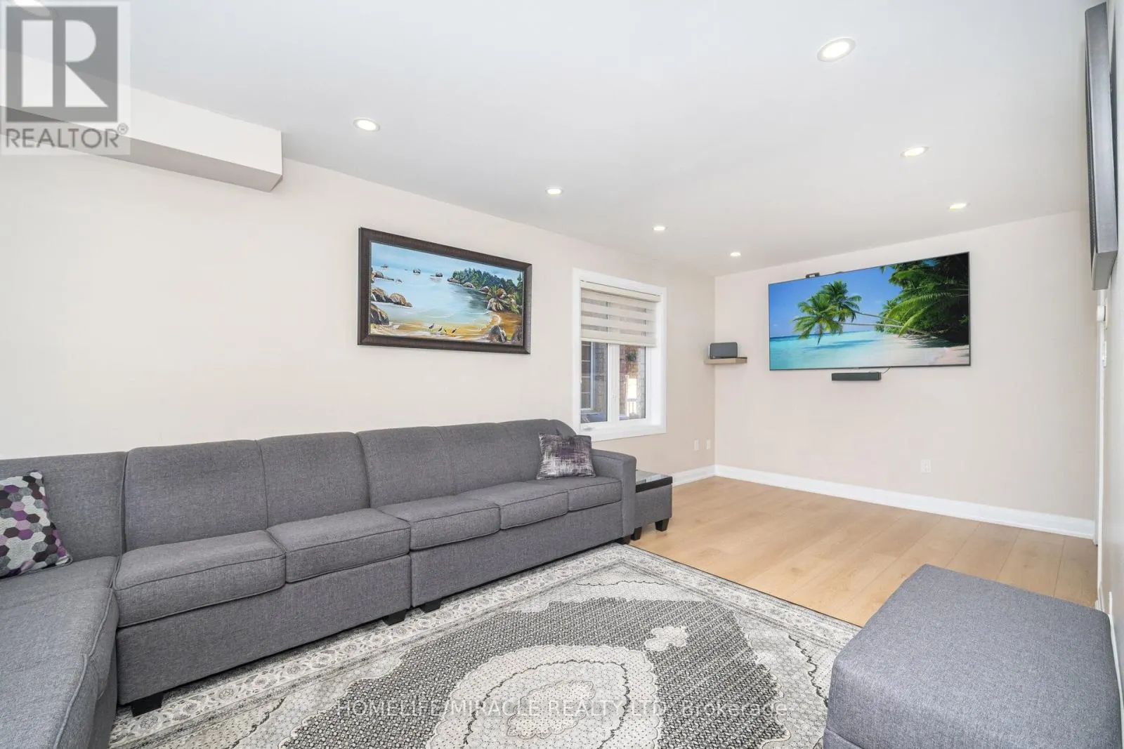 8 TWIN PINES CRESCENT